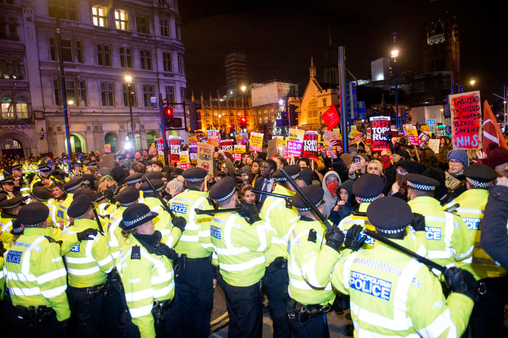 Revoltă în Marea Britanie după victoria lui Boris Johnson. Protestatarii furioși s-au bătut cu forțele de ordine