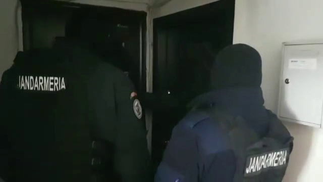 VIDEO viral. Cum au păcălit jandarmii un suspect să le deschidă ușa