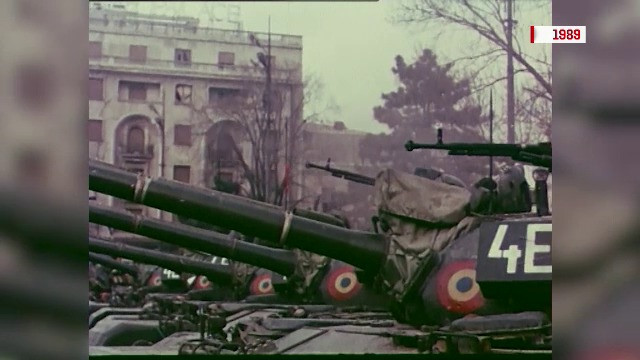 De la investiții la consum bazat pe credite și de la alimentară și aprozar la hipermarketuri. România, în trei decenii