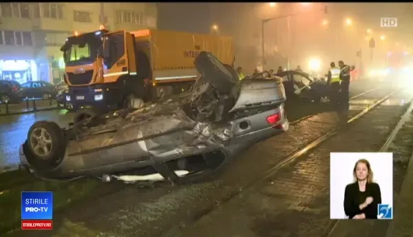 Accident cu necunoscute pe linia de tramvai, în Capitală. Una din mașini s-a răsturnat