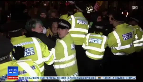 Revoltă în Marea Britanie după victoria lui Boris Johnson. Protestatarii furioși s-au bătut cu forțele de ordine