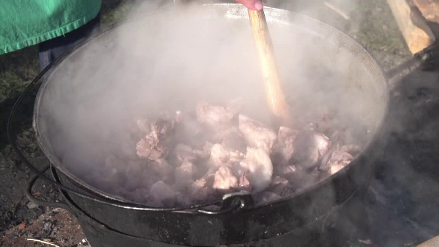 Secretul unui bucătar din Sibiu pentru a prepara cea mai delicioasă pomană a porcului