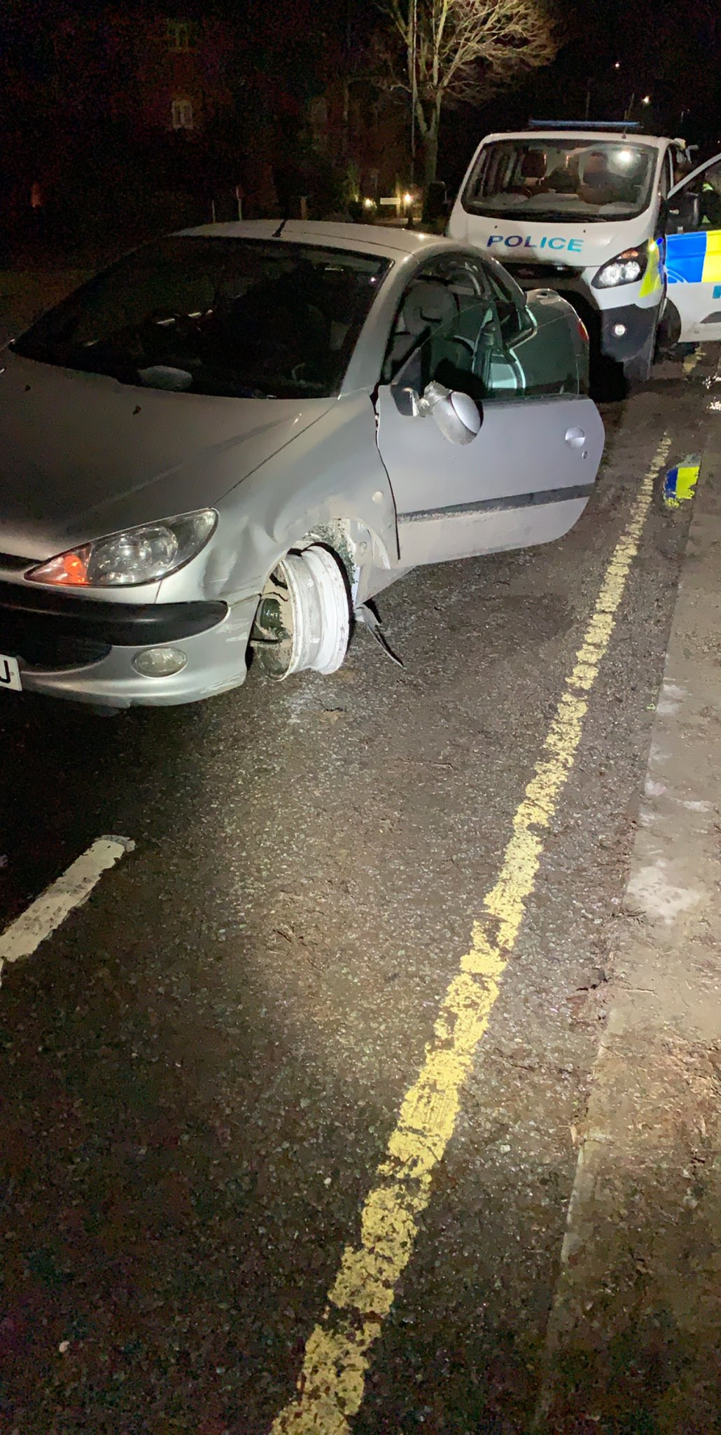 Un șofer s-a urcat la volan atât de beat încât nu a realizat că îi lipsește un cauciuc