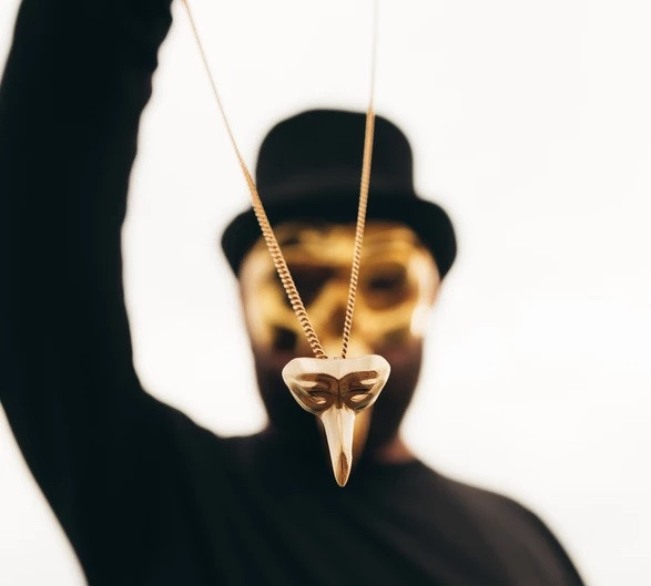 Unul dintre artiștii prezenți pe scena Festivalului Neversea și-a lansat o bijuterie personalizată