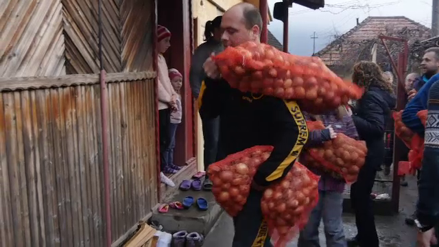 Gestul membrilor unui club de offroad ce i-a făcut fericiți pe oamenii izolați din munți