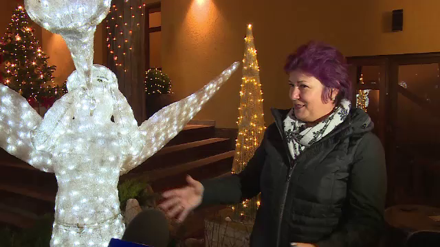 O femeie din Bistrița a cheltuit o sumă uriașă pe decorațiunile de Crăciun. Cum arată casa ei