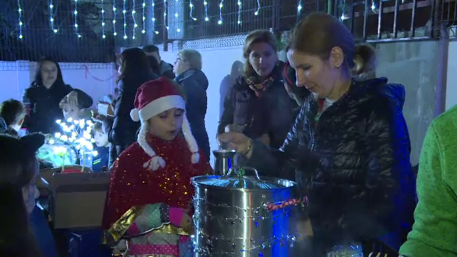 Elevii unei școli din Capitală au organizat un târg ca să strângă bani pentru copiii cu cancer