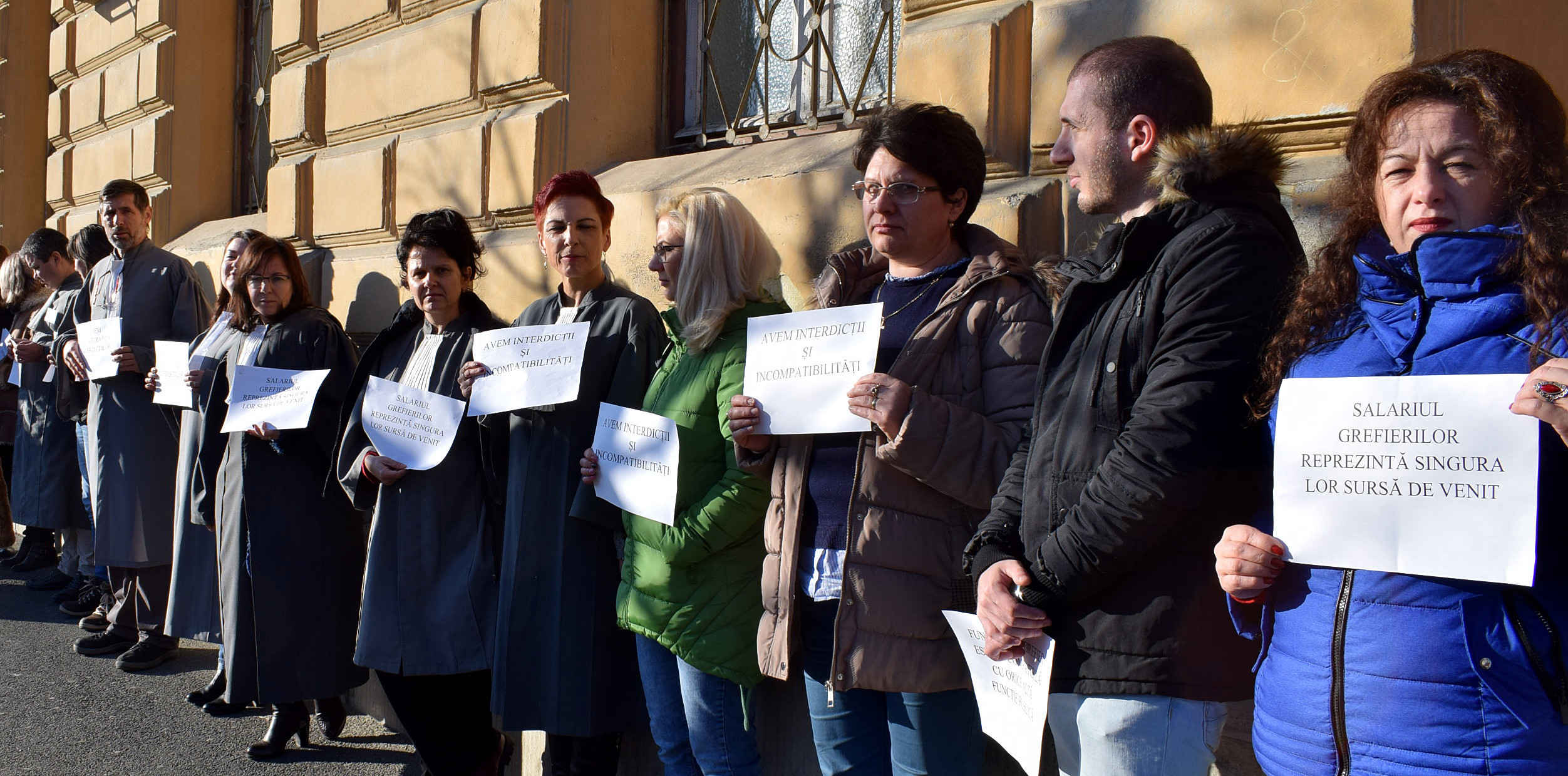 Eliminarea pensiilor speciale. Grefierii au ieșit în stradă, judecătorii au suspendat ședințele