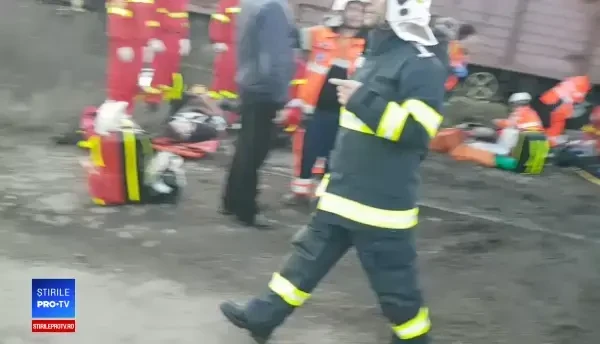 Accident grav în Ploiești. Mai mulți oameni sunt răniți, după ce două trenuri au deraiat