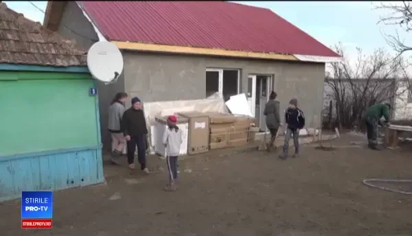 Gest impresionant. Un tânăr construiește o casă pentru o familie sărmană cu 5 copii