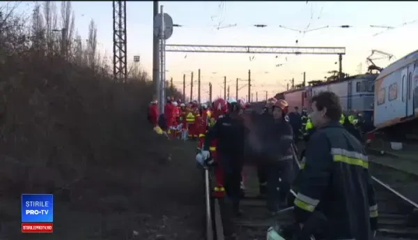 Accident grav în Ploiești. Aproape 50 de oameni au fost răniți după ce 2 trenuri s-au ciocnit