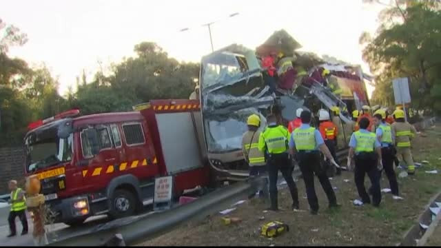 Șase oameni au murit după ce un autobuz supraetajat a intrat într-un copac