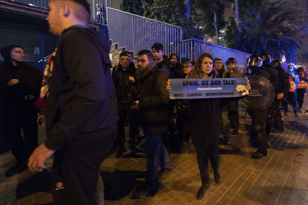 El Clasico cu scântei. Protestatarii catalani au creat haos și s-au bătut cu poliția