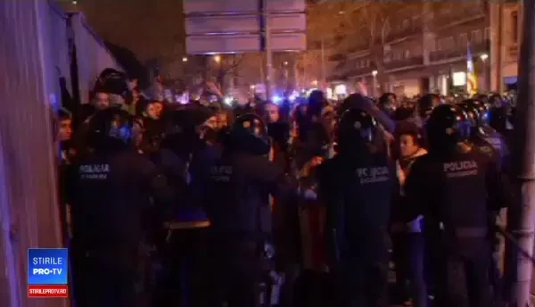 El Clasico cu scântei. Protestatarii catalani au creat haos și s-au bătut cu poliția