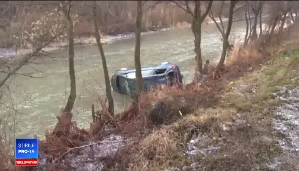 O familie a căzut cu maşina în râul Someş, din cauza poleiului de pe şosea