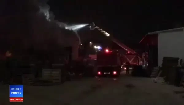 Incendiu de proporții într-un depozit de lângă București