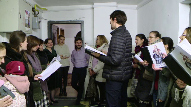 Motivul pentru care un grup de colindători din Iași refuză să primească bani. Ce le dau oamenii în schimb