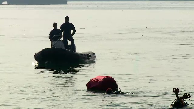 Apariție spectaculoasă la Constanța. Moș Crăciun a ieșit din mare cu un sac plin de cadouri