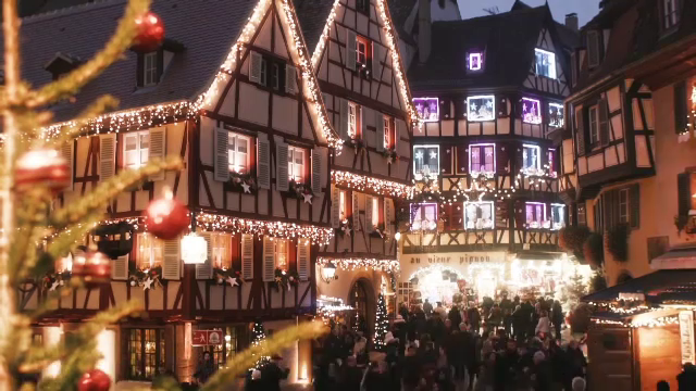 Colmar, cel mai frumos oraș francez de Crăciun. Oamenii, amendați dacă nu își decorează casele
