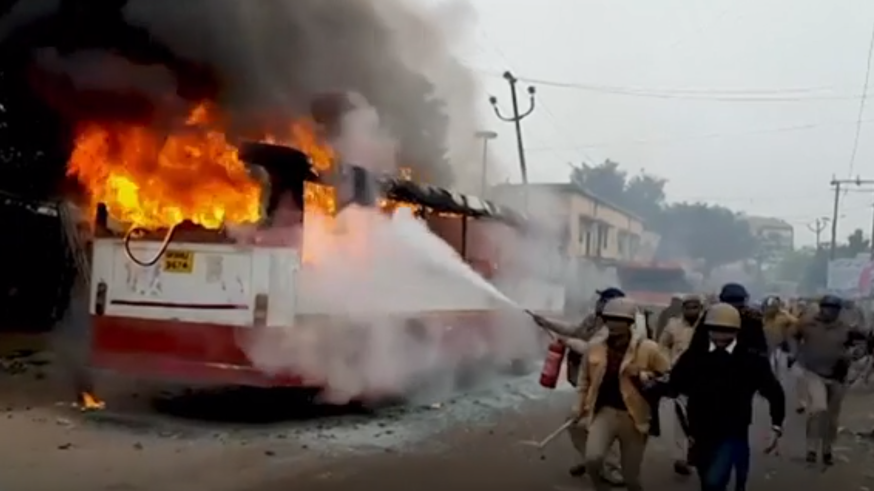 14 protestatari ucişi, în "cea mai mare democraţie". Ar fi fost împuşcaţi de poliţie