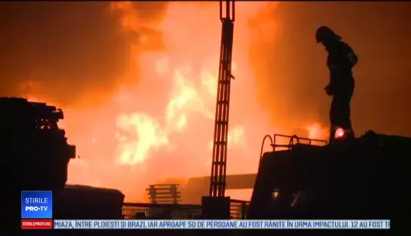 Incendiu puternic în Capitală. Hala unui depozit a fost distrusă în totalitate. "Am auzit o bubuitură"