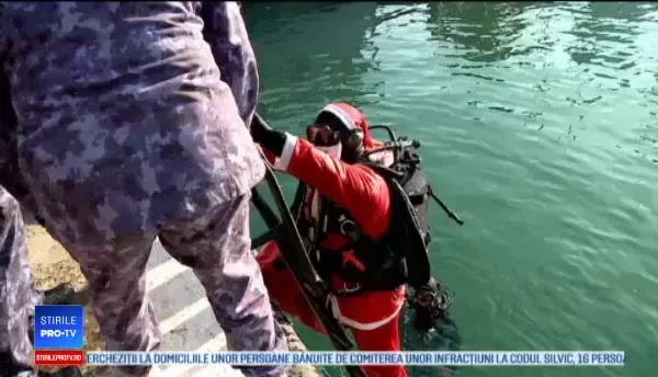 Apariție spectaculoasă la Constanța. Moș Crăciun a ieșit din mare cu un sac plin de cadouri