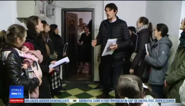 Motivul pentru care un grup de colindători din Iași refuză să primească bani. Ce le dau oamenii în schimb