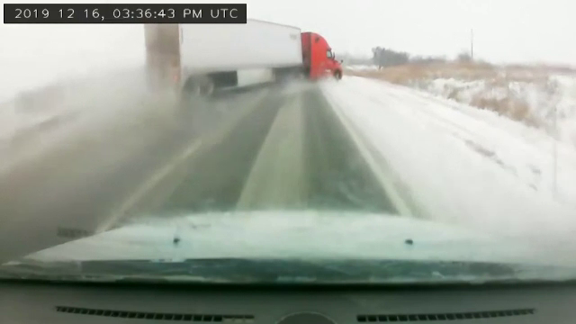 Momente de groază pe autostradă. Camion răsturnat în timp ce depășea o mașină de poliție