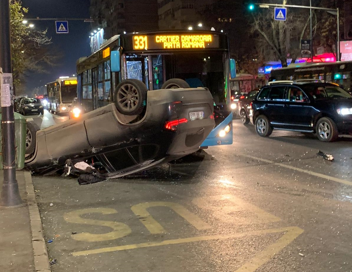 Accident între un autobuz STB și două mașini în București. Trei persoane rănite