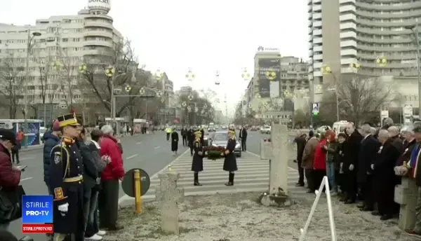 Președintele Klaus Iohannis a depus o coroană de flori la Troiţa de la Universitate