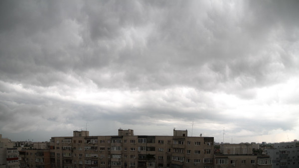 Cod galben de vânt puternic în opt judeţe, în următoarele ore