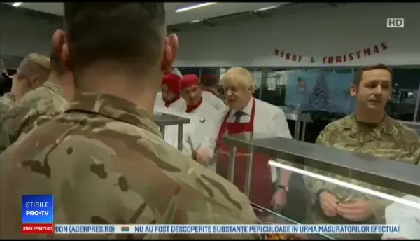 Premierul Marii Britanii și-a pus șorț de bucătar și a împărțit mâncare. Cu cine a făcut poze