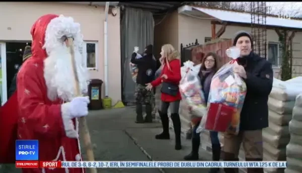 Moș Crăciun a ajuns la copii într-o mașină de off-road. Reacția emoționantă a celor mici