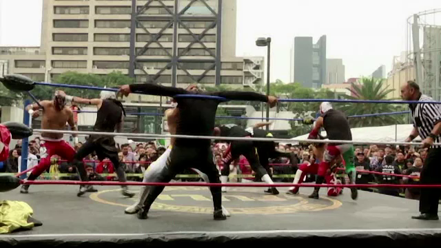 Wrestling în centrul capitalei Mexicului. De ce s-au luptat zeci de tineri costumați