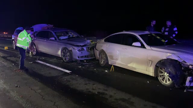 Accident în lanț pe A1. Șase mașini avariate și patru persoane rănite. „M-a făcut acordeon”