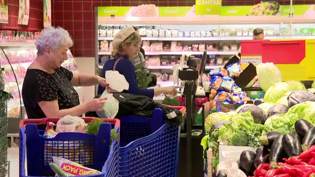 Forfotă mare în magazine, înainte de Crăciun. Care sunt prețurile la produsele specifice