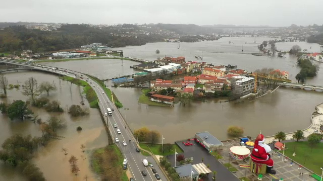 Furtunile violente mătură Europa, iar inundațiile fac ravagii. Cel puțin nouă persoane au murit