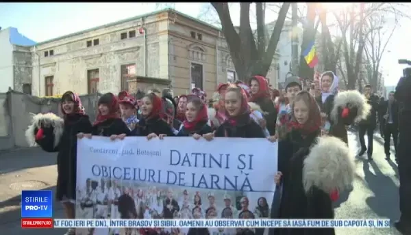 Festival de datini în Galați. Peste 300 de colindători îmbrăcați în costume populare