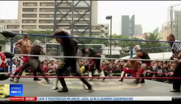 Wrestling în centrul capitalei Mexicului. De ce s-au luptat zeci de tineri costumați