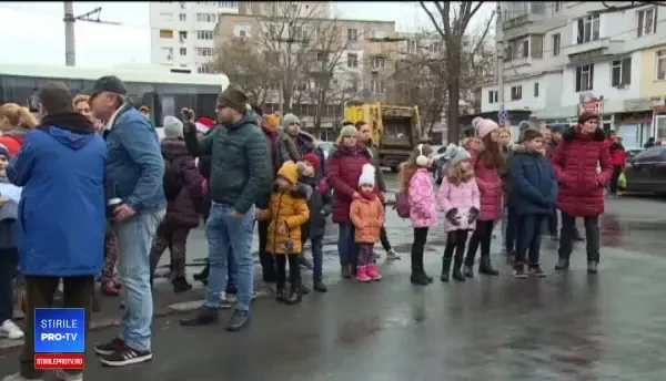 Moș Crăciun circulă cu autobuzul, la Galați. Sute de copii au primit daruri la capăt de linie