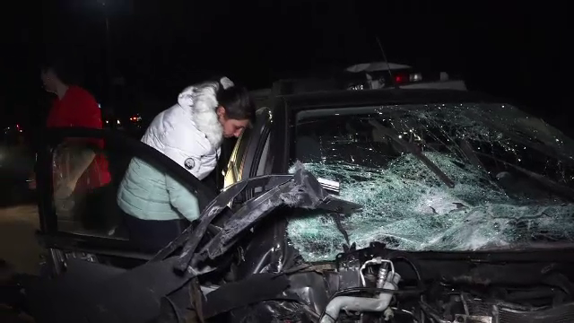 Imagini șocante în Argeș. O mașină făcută praf, după ce a intrat în plin într-o dubă