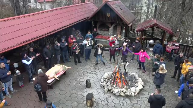Pomana porcului, în stațiunile de la munte. Cum se distrează românii în ajunul Crăciunului