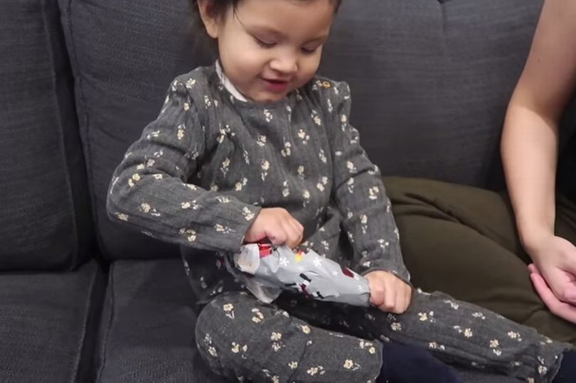 Reacția unei fetițe care își primește cadoul de Crăciun a emoționat internetul. Ce a primit