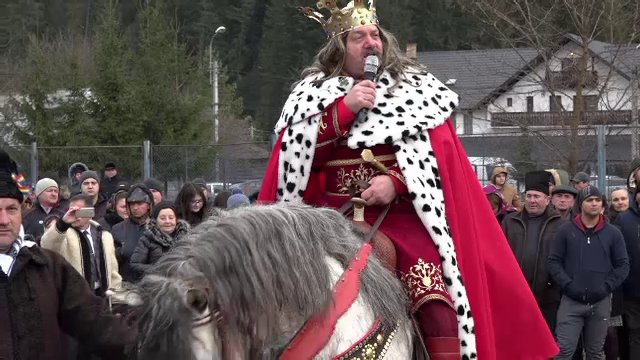 Turiștii, încântați de apariția lui Ștefan Cel Mare la Putna: ”Promit să mă întorc”