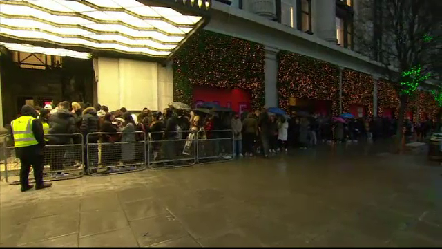 Ziua celor mai mari reduceri din an. Britanicii au dat năvală în centrele comerciale