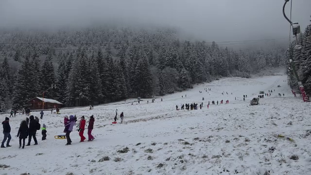 Primele ninsori la munte, bucurie pentru turiști. „Am fost la patinoar, ne-am dat cu sania”