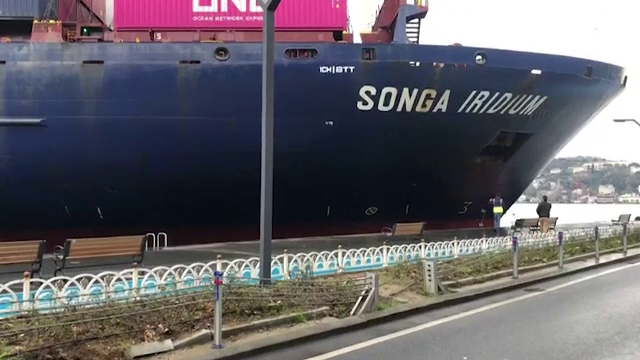 Traficul din strâmtoarea Bosfor, închis. O navă s-a ciocnit de faleză