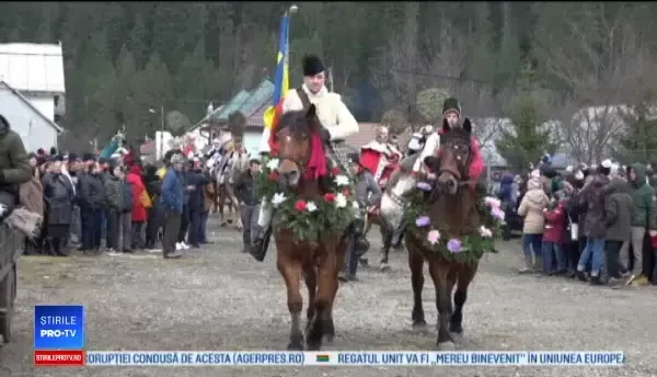 Turiștii, încântați de apariția lui Ștefan Cel Mare la Putna: ”Promit să mă întorc”