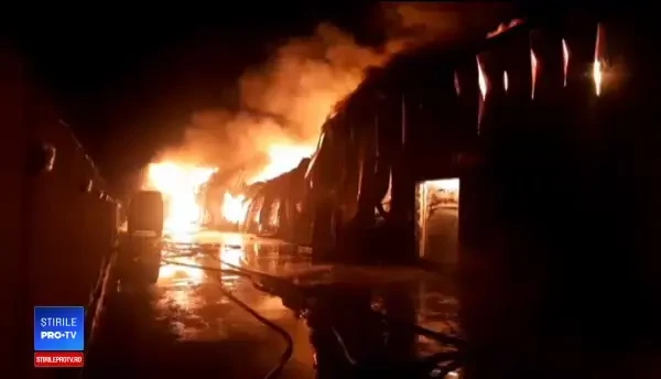 Incendiu de proporții la un depozit, lângă București. 25 de autospeciale au intervenit