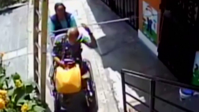 Gest inexplicabil făcut de un bătrân în scaun cu rotile după ce a trecut pe sub o scară